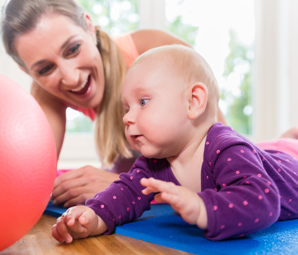 Rückbildungdyoga Postnatal Yoga Photo einer Mutter mit Kind. Berlin