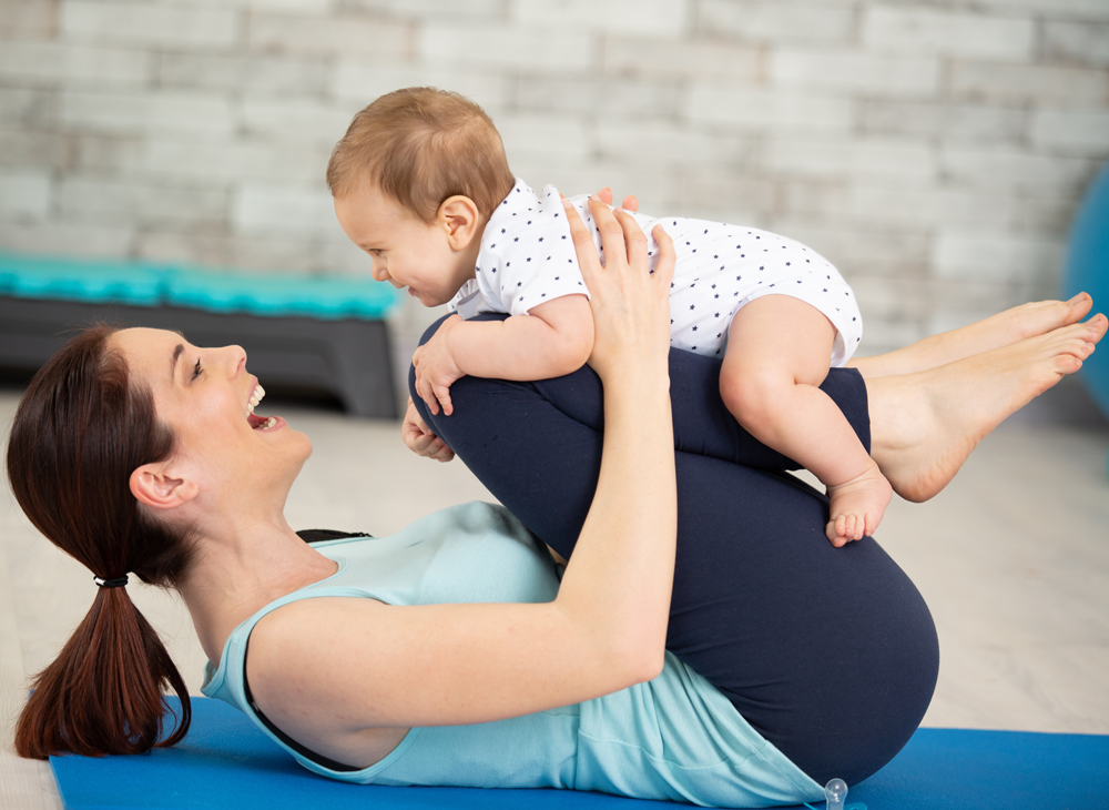 Rückbildungdyoga Postnatal Yoga Photo einer Mutter mit Kind