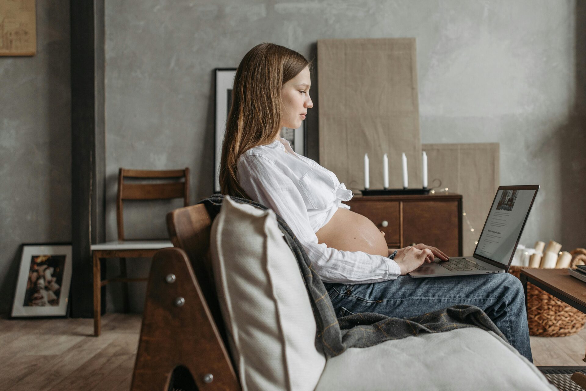 Pregnant woman doing online course